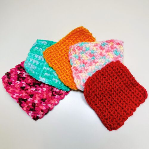 大阪府　就労継続支援B型事業所かぼす　たわし9.5–10cm厚0.6–0.8cm 耐水性毛糸のハンドメイド仕様 乾きやすい素材感と扱いやすいサイズが分かる男女共通デザイン