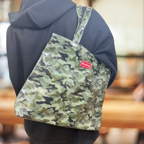 ディープグリーンショルダーバッグ32.5×45.5×8.5の外観 大容量仕様 耐水素材 男女共通 艶やかな光沢仕上げが分かる角度