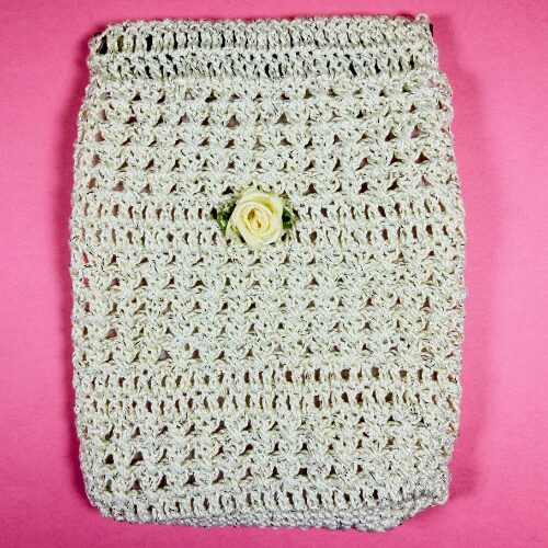 白ポーチ小物入れ14.5×11×0.8の外観 小さなバラのワンポイントが映えるデザイン 女性向け ハンドメイドの丁寧な縫製が分かる構図